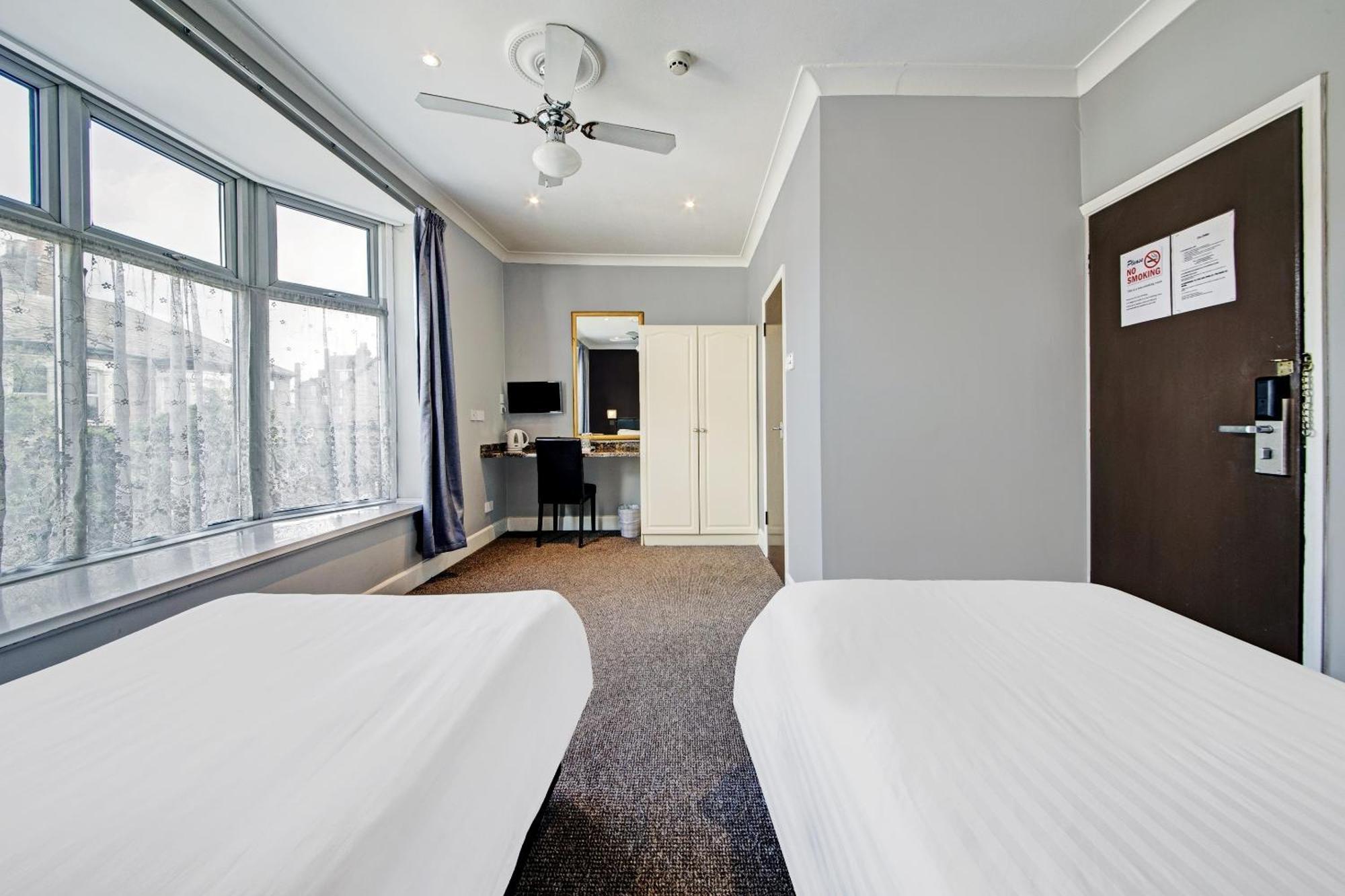 Oyo Bostons Manor Hotel, Hanwell London Greenford  Exterior photo