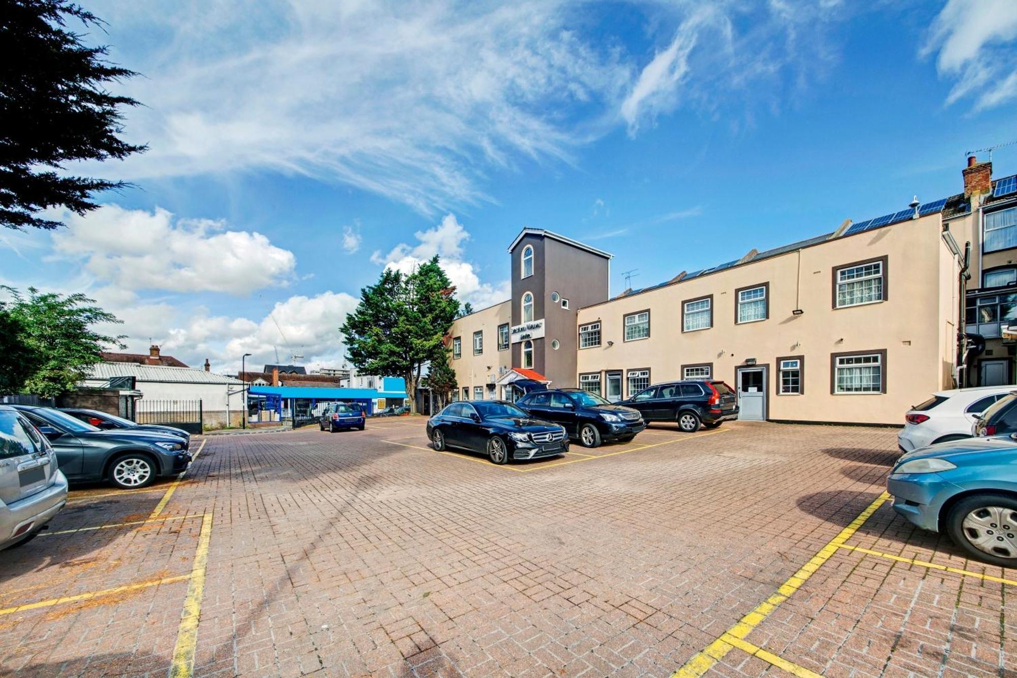 Oyo Bostons Manor Hotel, Hanwell London Greenford  Exterior photo