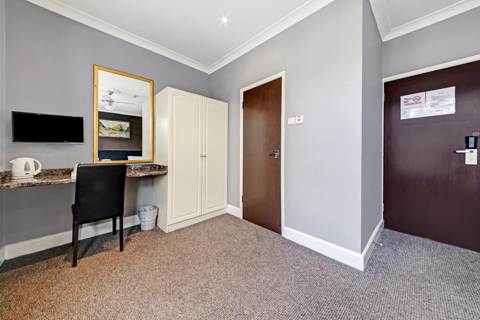 Oyo Bostons Manor Hotel, Hanwell London Greenford  Exterior photo