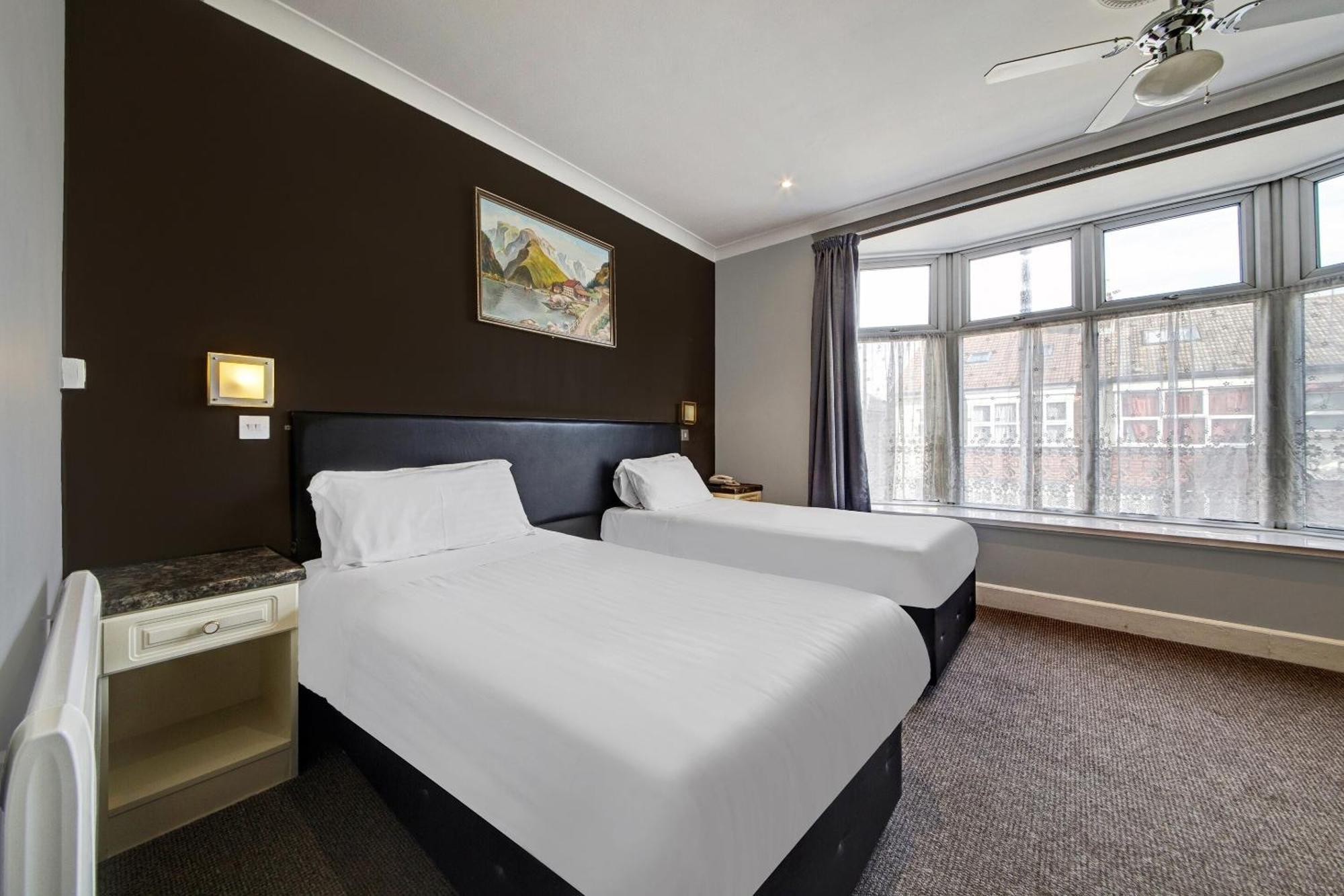 Oyo Bostons Manor Hotel, Hanwell London Greenford  Exterior photo