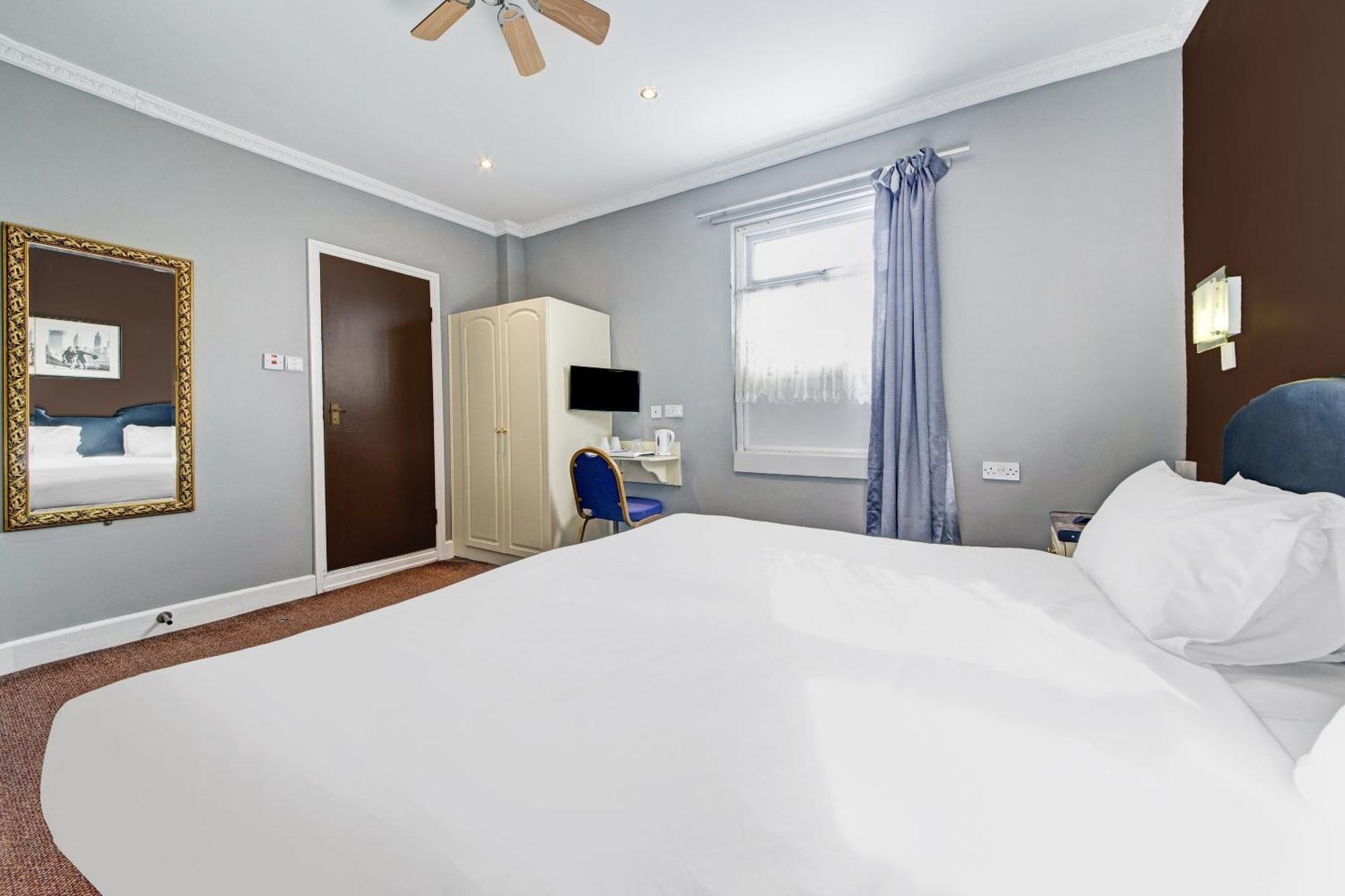 Oyo Bostons Manor Hotel, Hanwell London Greenford  Exterior photo