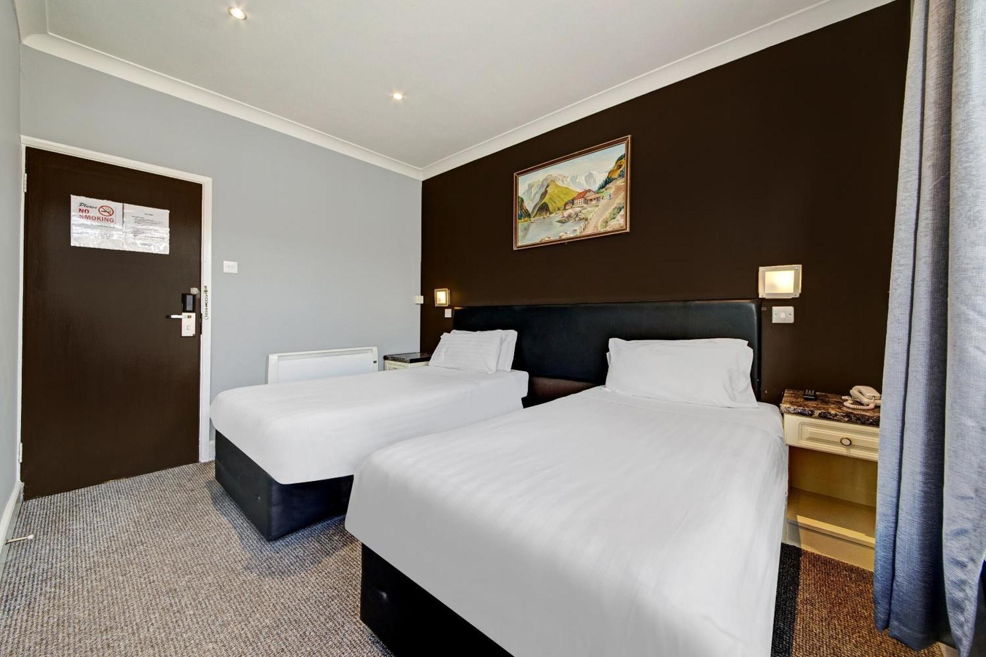 Oyo Bostons Manor Hotel, Hanwell London Greenford  Exterior photo