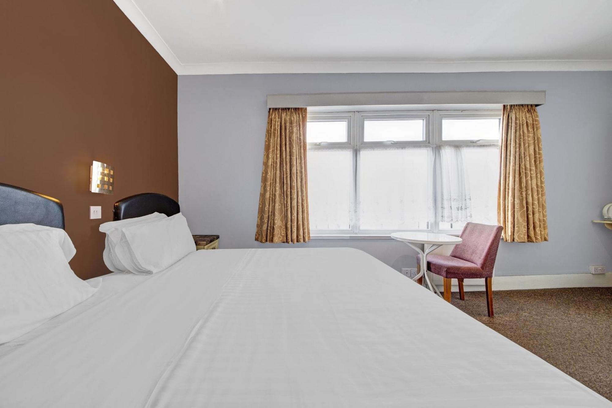 Oyo Bostons Manor Hotel, Hanwell London Greenford  Exterior photo