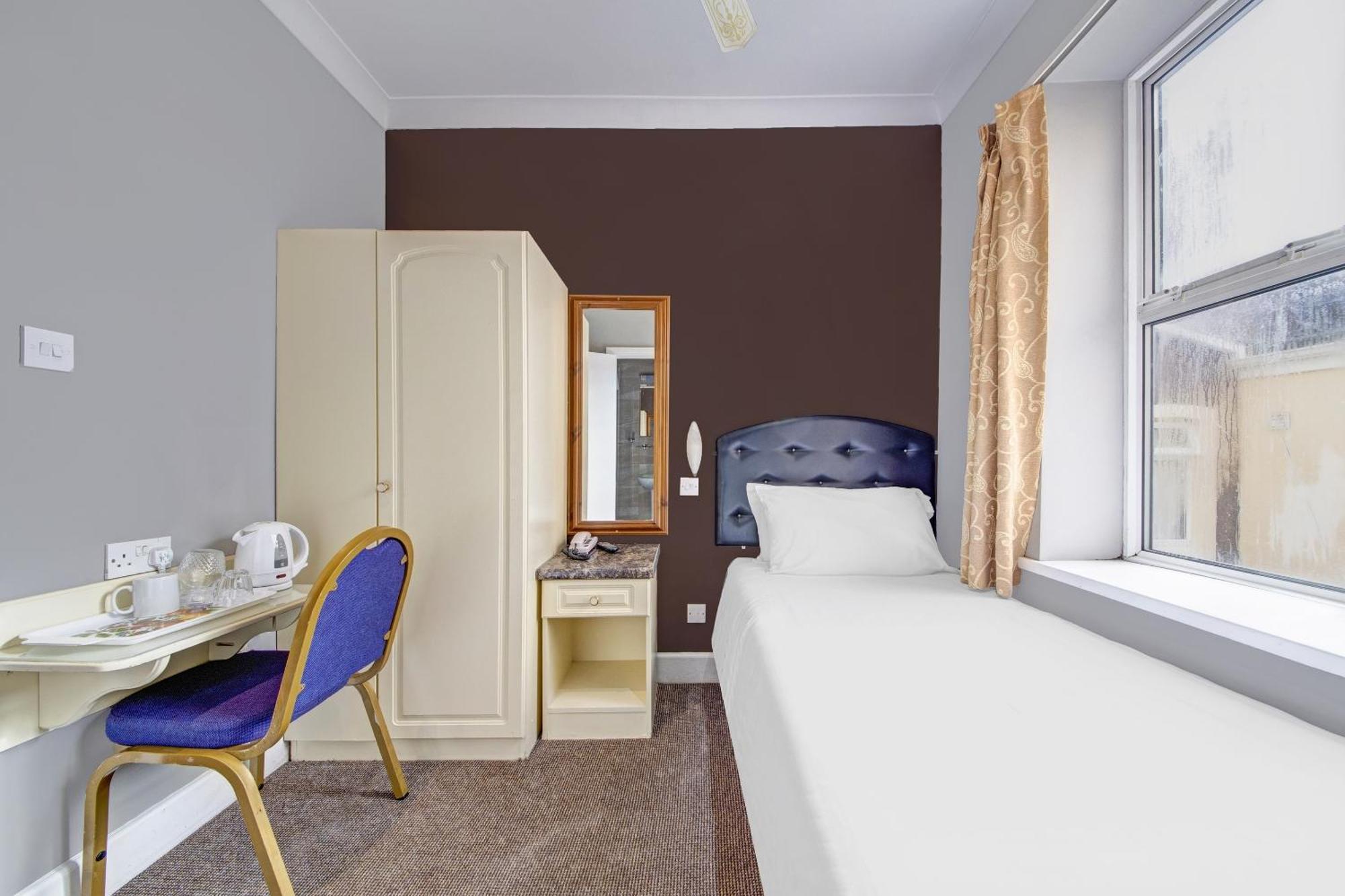 Oyo Bostons Manor Hotel, Hanwell London Greenford  Exterior photo