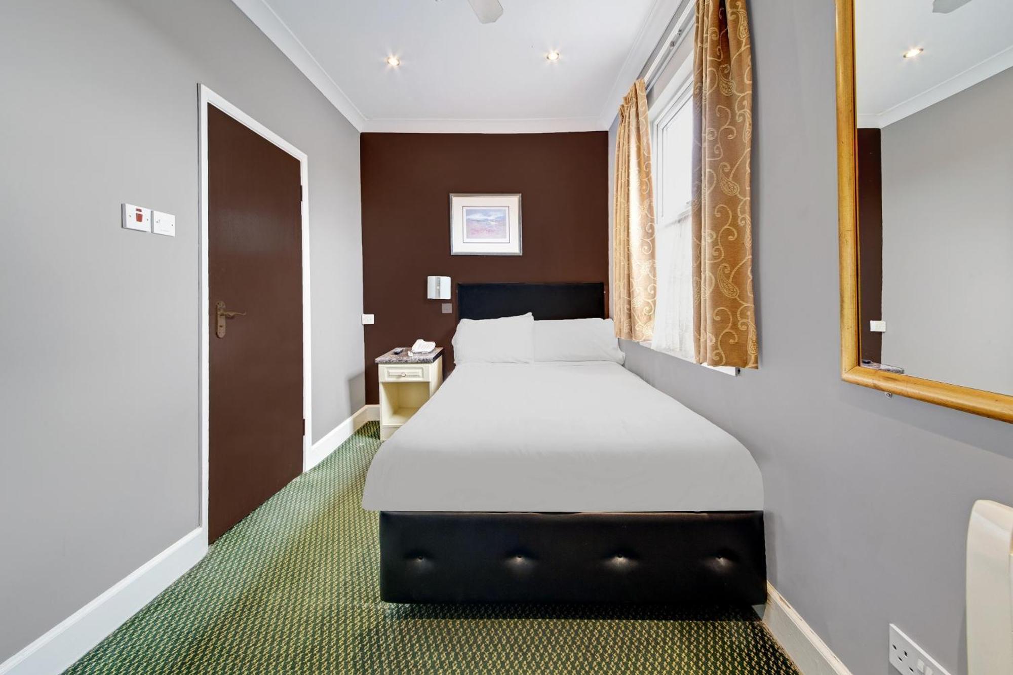 Oyo Bostons Manor Hotel, Hanwell London Greenford  Exterior photo