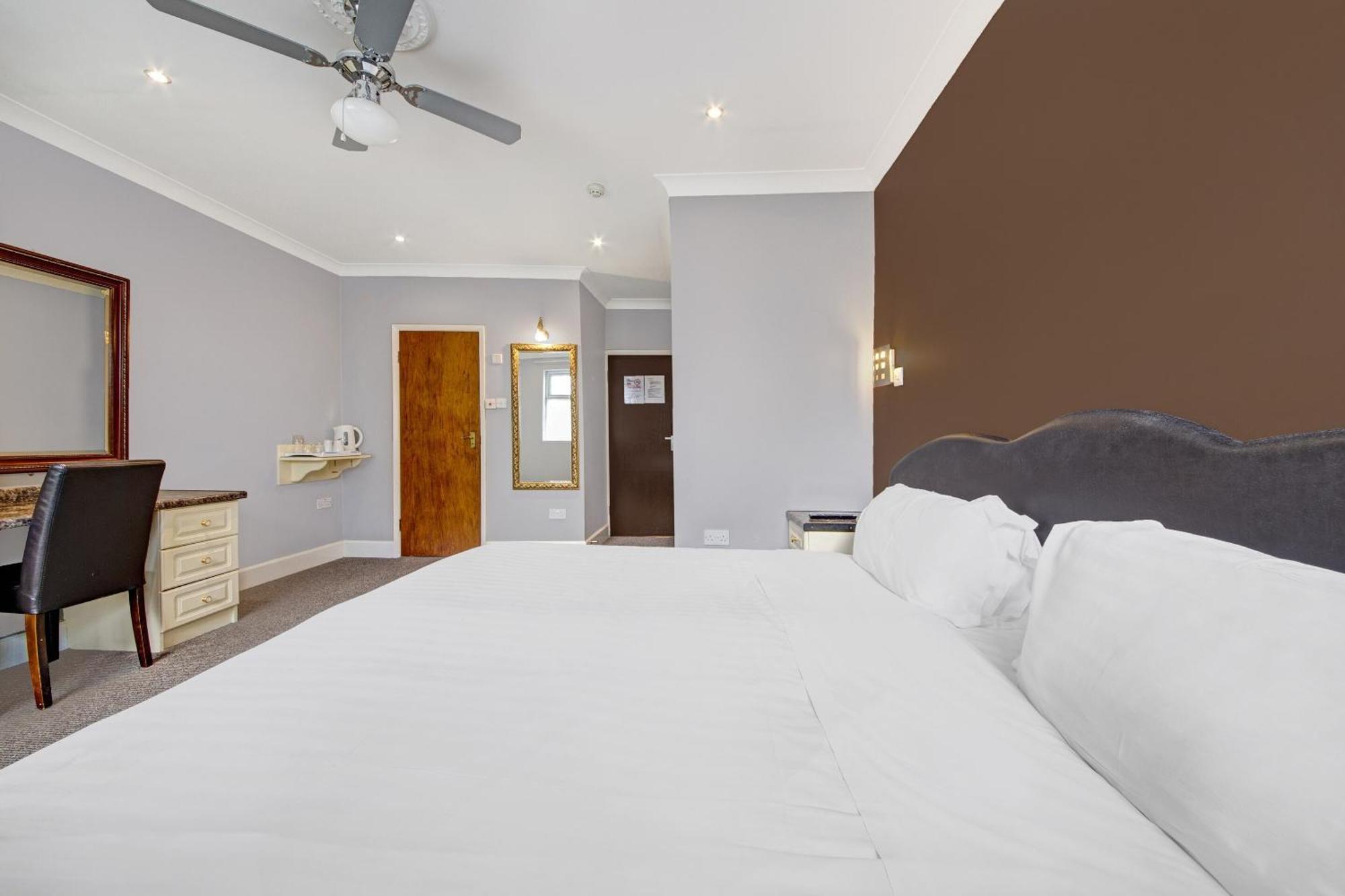 Oyo Bostons Manor Hotel, Hanwell London Greenford  Exterior photo