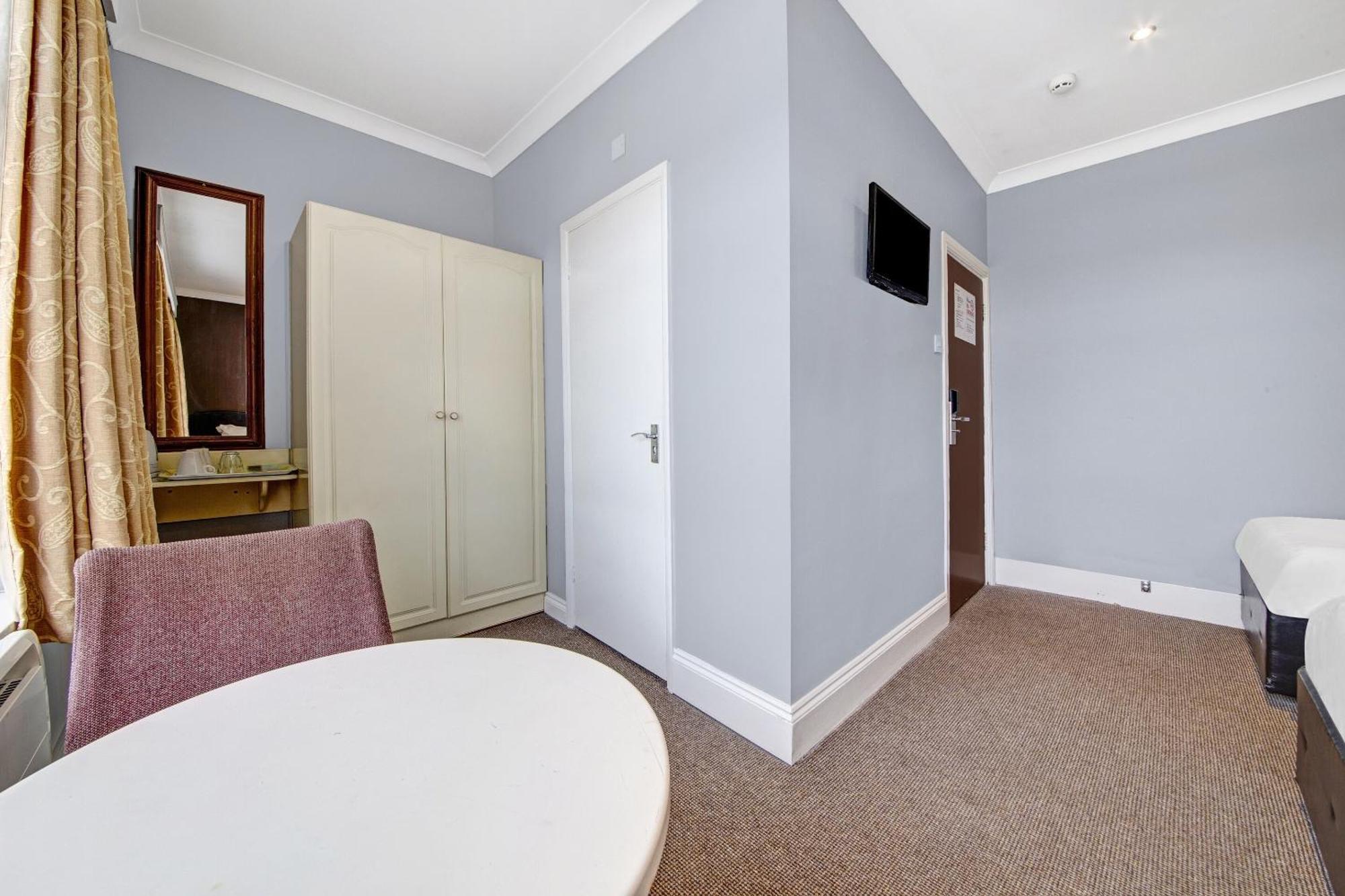 Oyo Bostons Manor Hotel, Hanwell London Greenford  Exterior photo