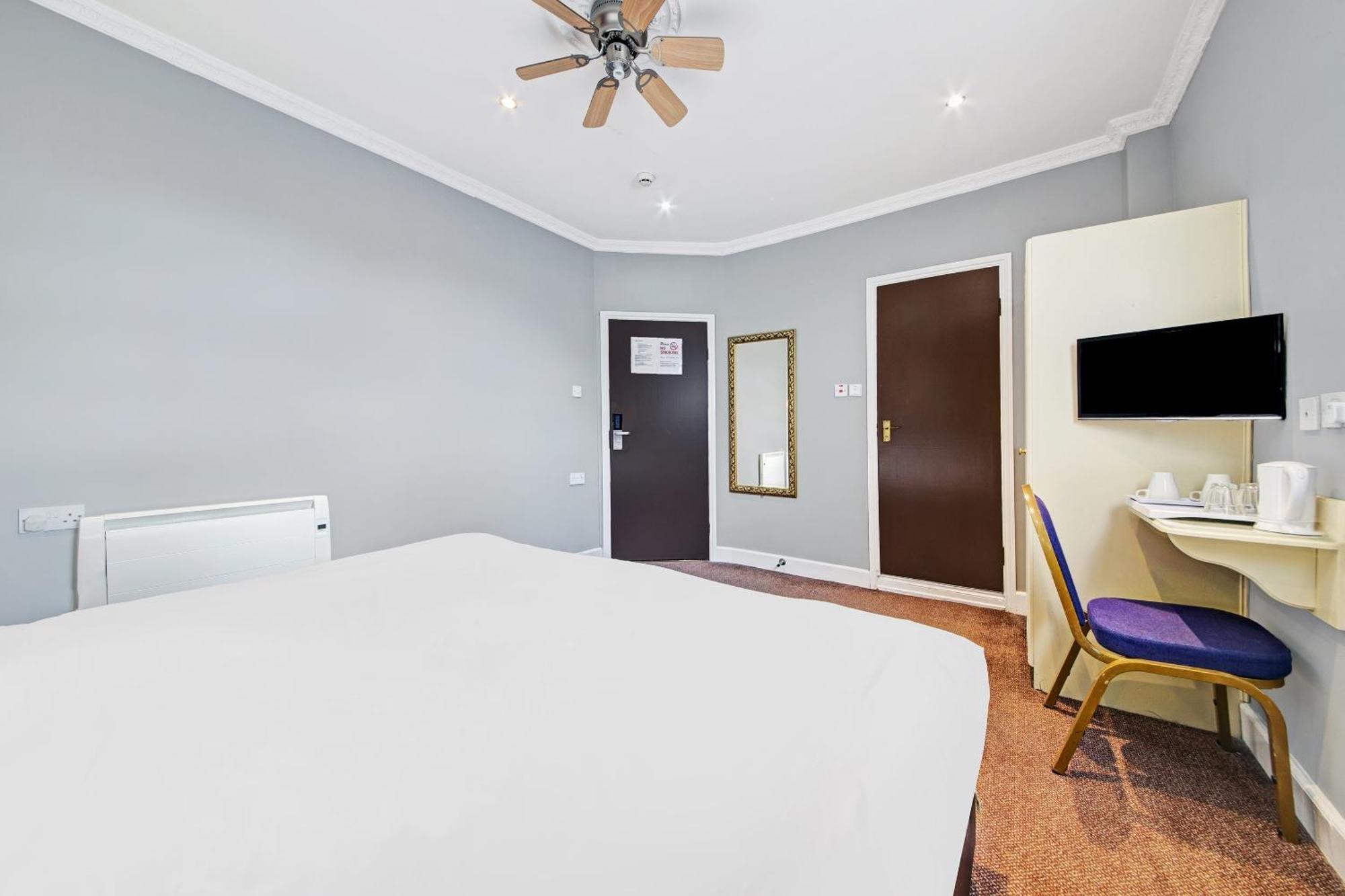 Oyo Bostons Manor Hotel, Hanwell London Greenford  Exterior photo