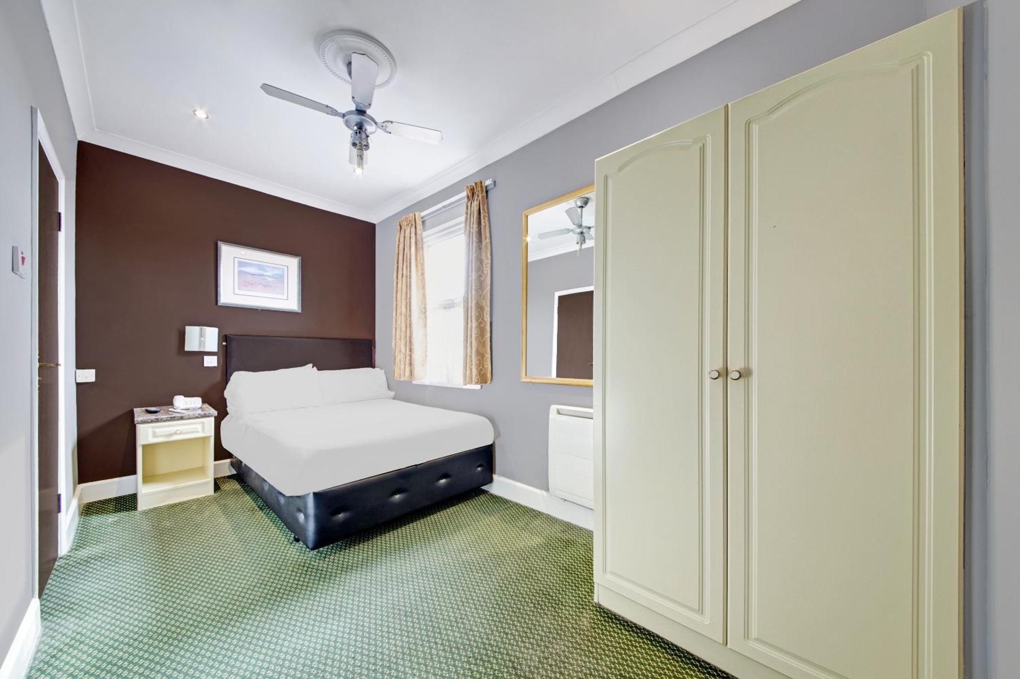 Oyo Bostons Manor Hotel, Hanwell London Greenford  Exterior photo