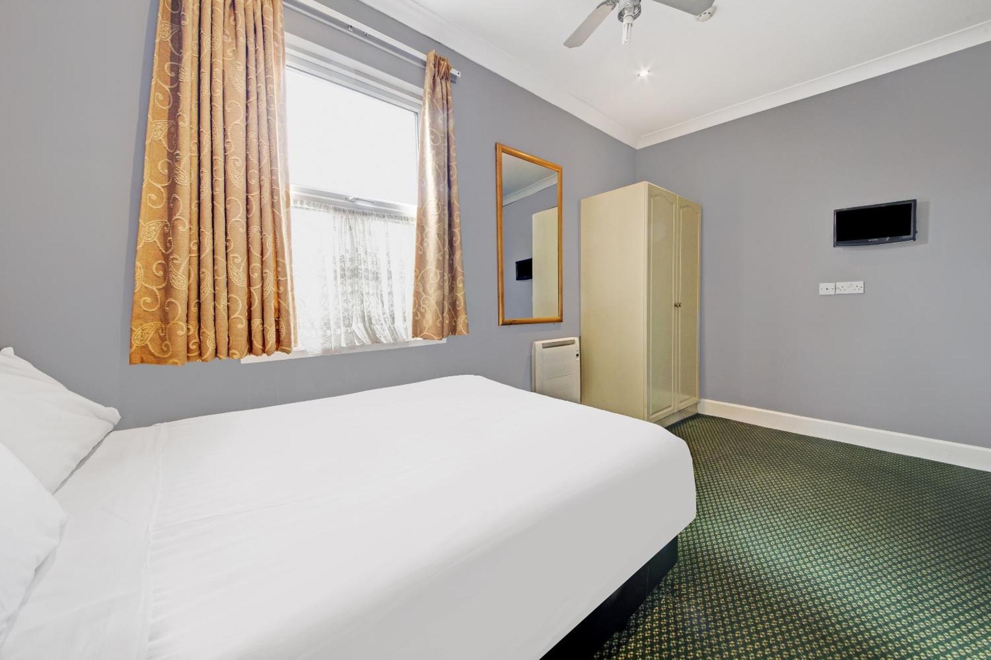 Oyo Bostons Manor Hotel, Hanwell London Greenford  Exterior photo